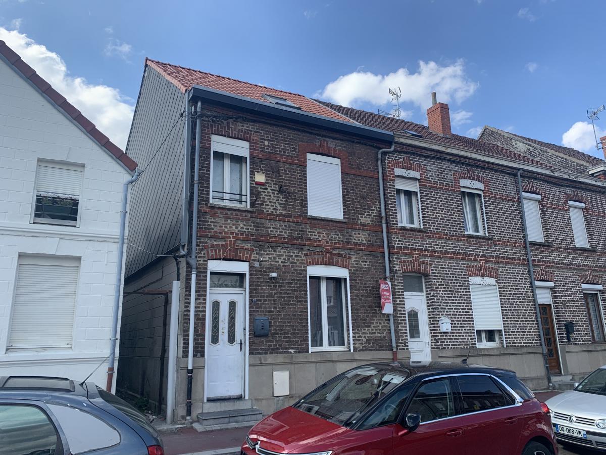 maison Escautpont 84 000€ HNI Réf. : 59175-1448 - A proximité des transports, Maison 1 mitoyenneté rénovée en 2007 d'une surface habitable d?environ 90 m², offrant :
- Au rez-de-chaussée Couloir d'entrée avec placard, salon-salle à manger, cuisine, coin buanderie, salle d'eau, WC ;
- A l'étage : 2 chambres, bureau ;
- Grenier aménageable ;
- Jardin avec terrasse ;
- 2 garages à l'arrière de la maison ;
- Passage commun à pied sur le côté ;
Confort : Eau, Électricité, Chauffage central au Gaz de Ville, Tout-à-l'égout.
Toiture remplacée en 2018.
Maison actuellement louée 575 euros par mois.
Locataire en place depuis le 1er août 2008.
Le tout érigé sur 491 m².
Date de réalisation du diagnostic : 04/09/2022
Classe F Consommation énergétique : 324 Wh/m²/an dont Émission de gaz à effet de serre : 71 CO2/m²/an
Les informations sur les risques auxquels ce bien est exposé sont disponibles sur le site Géorisques « www.georisques.gouv. »