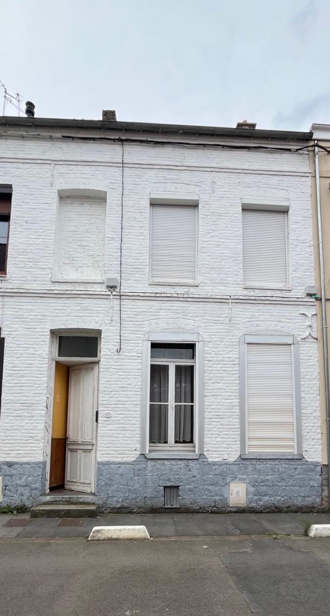 maison St amand les eaux 107 000€ HNI Réf. : 59175-1598 - MAISON MITOYENNE A RENOVER COMPLETEMENT d'une surface habitable d'environ 120 m², offrant
- Au RDC : Couloir d'entrée ; Salon donnant sur rue ; salle à manger et coin repas de 25 m² ; Petite cuisine ; sdb ; w.c
- A l'étage : 3 Chambres ( 19m - 19m- 12 m ) ;
- GRENIER ;
- CAVE ;
- COUR ;
Confort : Eau, Électricité, Chauffage Central gaz de ville , Tout-à-l'égout.
Le tout érigé sur 105 m².
Classe E Consommation énergétique :270 Wh/m²/an dont Émission de gaz à effet de serre :59 CO2/m²/an
Les informations sur les risques auxquels ce bien est exposé sont disponibles sur le site Géorisques « www.georisques.gouv. »